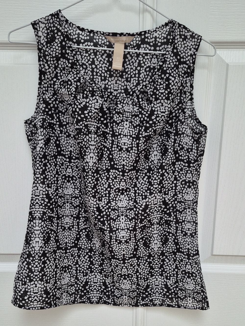 Banana Republic Black & White Patterned Sleeveless Camisole